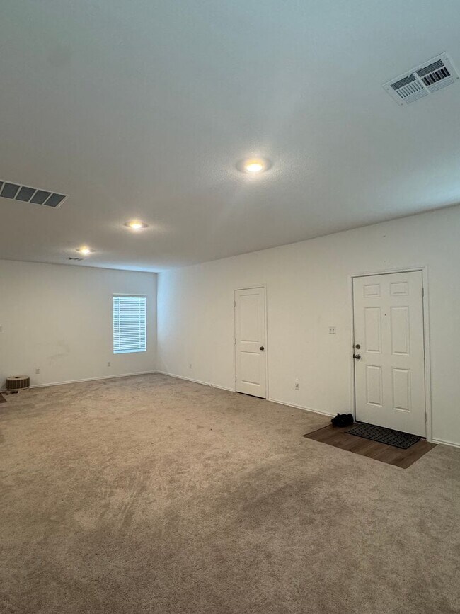 Building Photo - 3 Bed 2 Bath 2 Car Garage Home in Maxwell ...