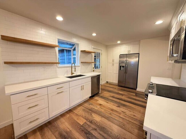 Building Photo - Stunning 4 Bed 3 Bathroom Home!