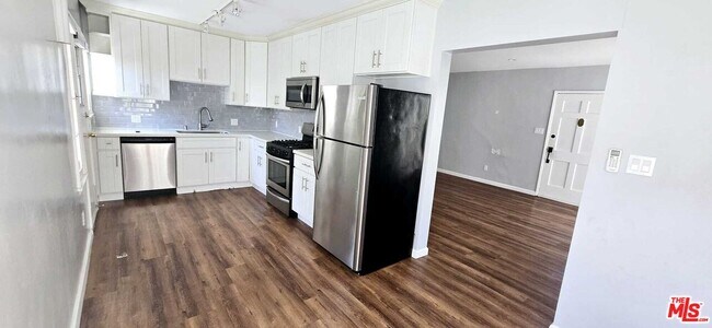 Building Photo - 158 S Elm Dr