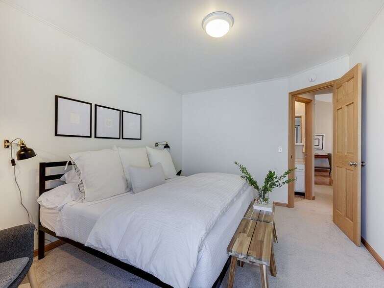 Building Photo - 17505 Rustic Hills Dr