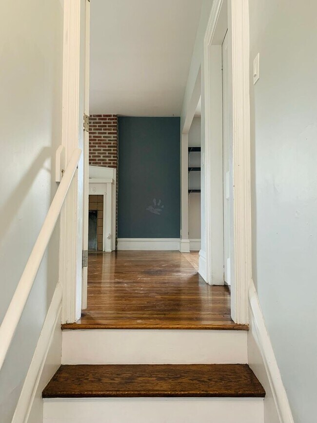 Building Photo - 3 bedroom 1.5 bath one block from Franklin Conservatory