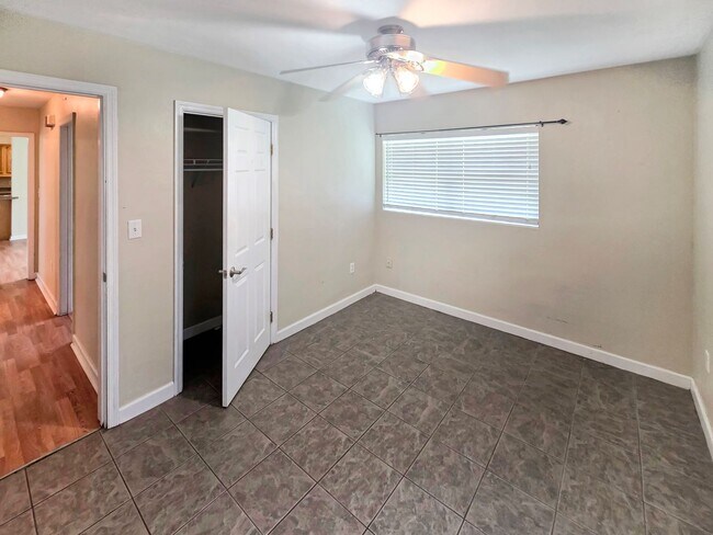 Building Photo - 5117 Lake Howell Rd
