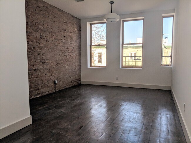 Building Photo - 18-28-28 George St