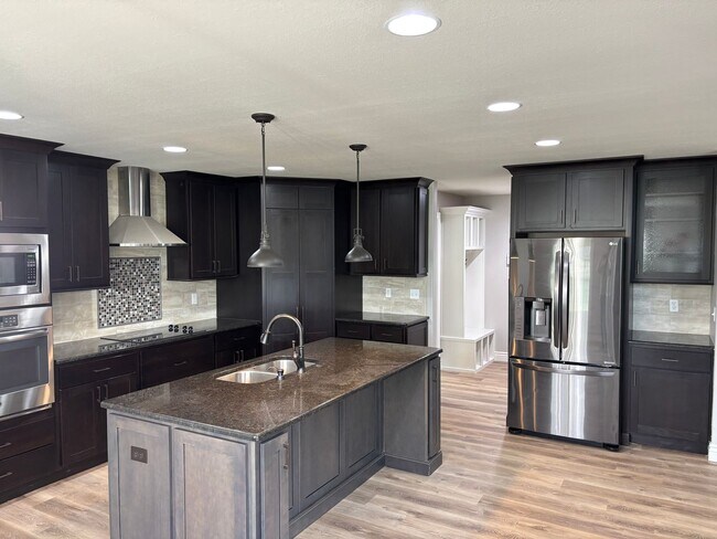 Building Photo - Single Family Home - Available For Rent in Old Hawthorne!