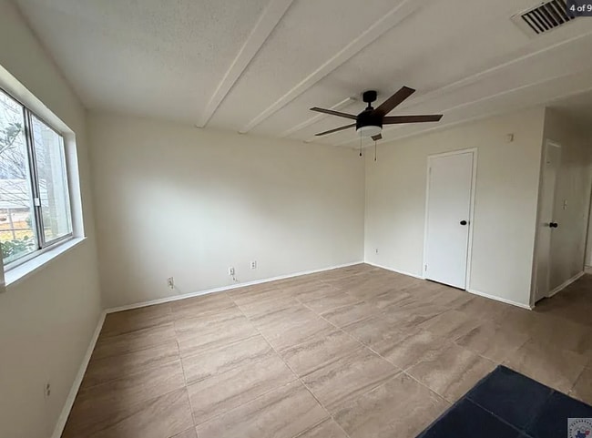 Building Photo - 2405 Mamie Dr