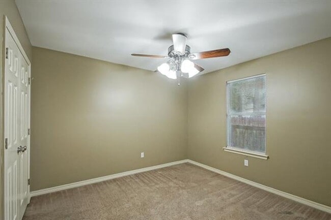 Building Photo - Newly Renovated 3 BR/2 Bath home on Suncrest Subdivision