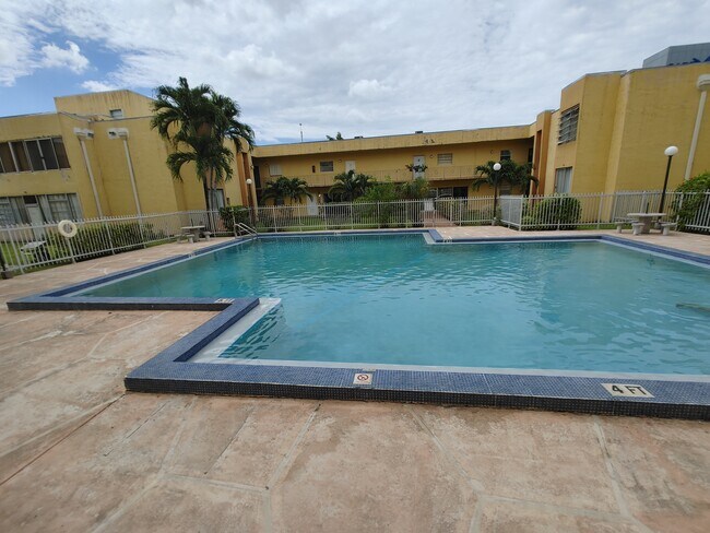 Building Photo - 1555 W 44th Pl