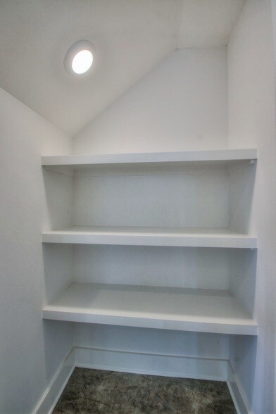 Building Photo - 904 Burchwood Ave