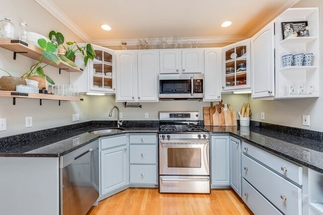 Building Photo - 601 E Broadway