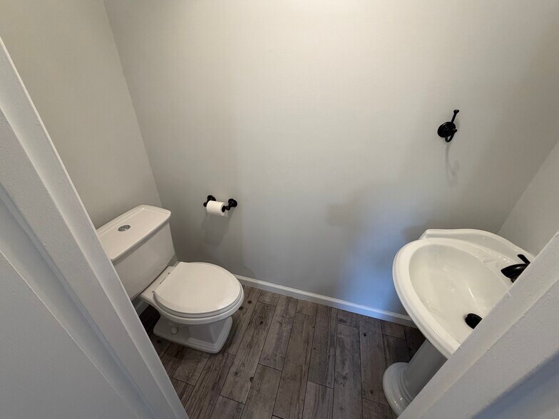Building Photo - 203 Springmeadow Dr