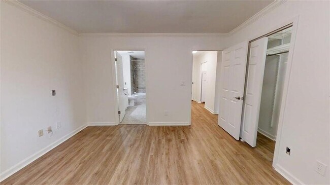 Building Photo - 300 Johnson Ferry Rd