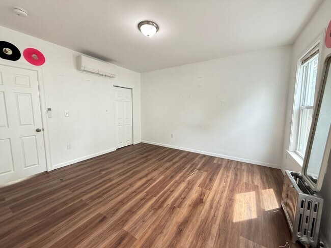 Building Photo - 81 Alder St