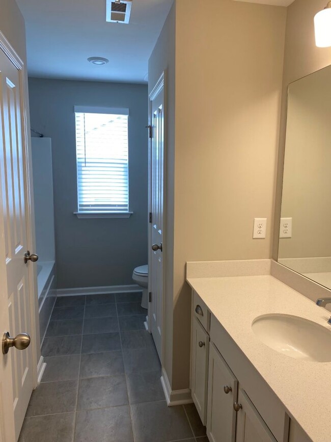 Building Photo - Spacious End Unit Townhome in Blakeney Com...