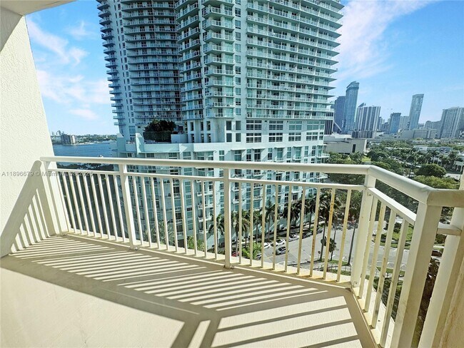 Building Photo - 2000 N Bayshore Dr