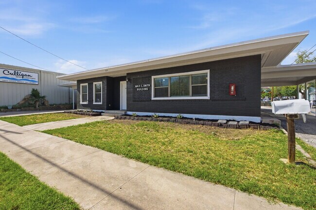 Building Photo - 302 W San Antonio St