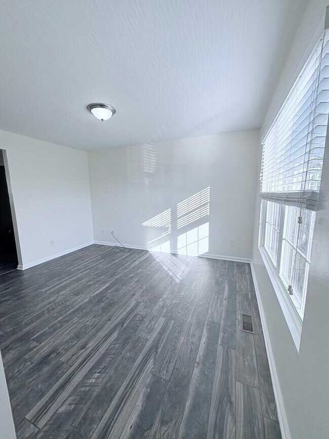 Building Photo - Charming 3 Bed, 2.5 bath in Blacklick!