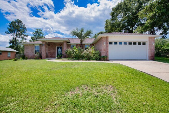 Building Photo - Spacious 3/2 w/Electricity Included Availa...