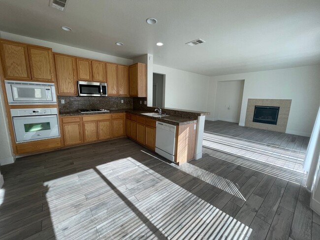 Building Photo - Victorville- Tanamera Home-  4 Bedrooms, 3...