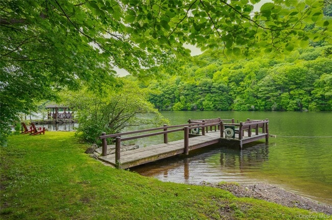 Building Photo - 77 Lake Dr