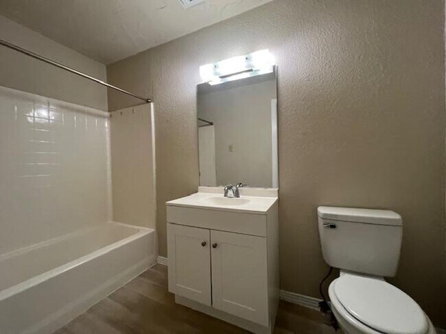 Building Photo - 1906 Bosque Blvd