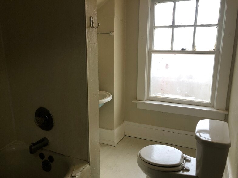 Building Photo - 400 NE Oak St