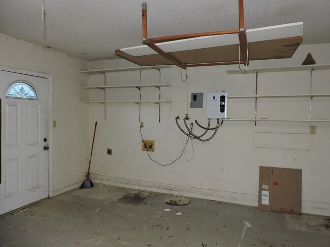 Building Photo - Convenient to interstate, schools & shopping!