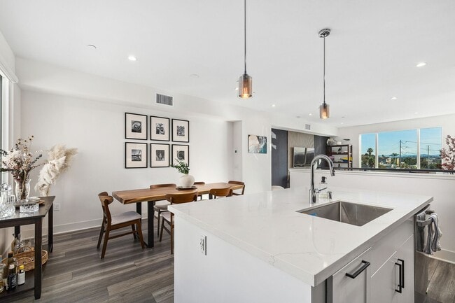 Building Photo - Beautiful upgraded 3 bedroom townhome with 2 car garage!