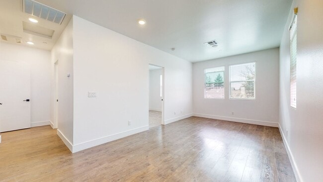 Building Photo - 1 bedroom Granny unit! (Above Garage) with...