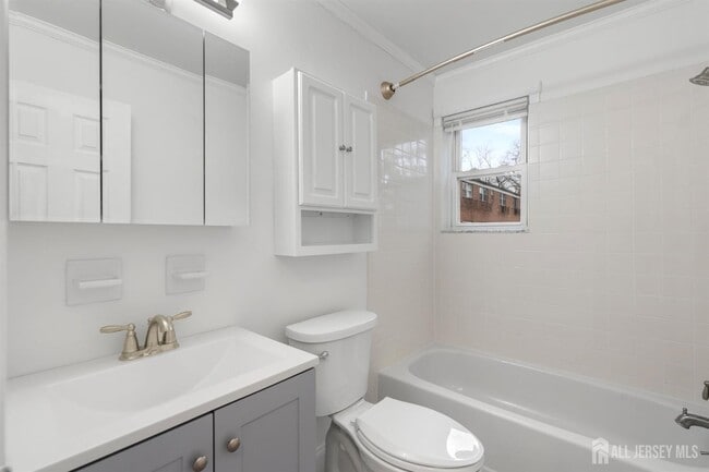 Building Photo - 289 Main St