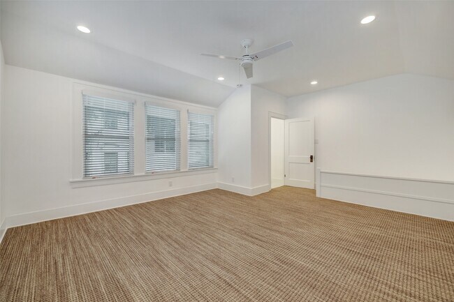 Building Photo - 303 W Clay St