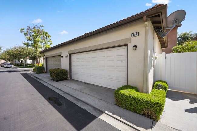 Building Photo - 2 Master Suites - 2 car garage - Townhome