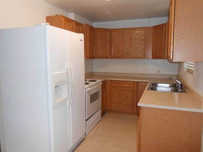 Building Photo - Downtown Downstairs Income Restricted Unit