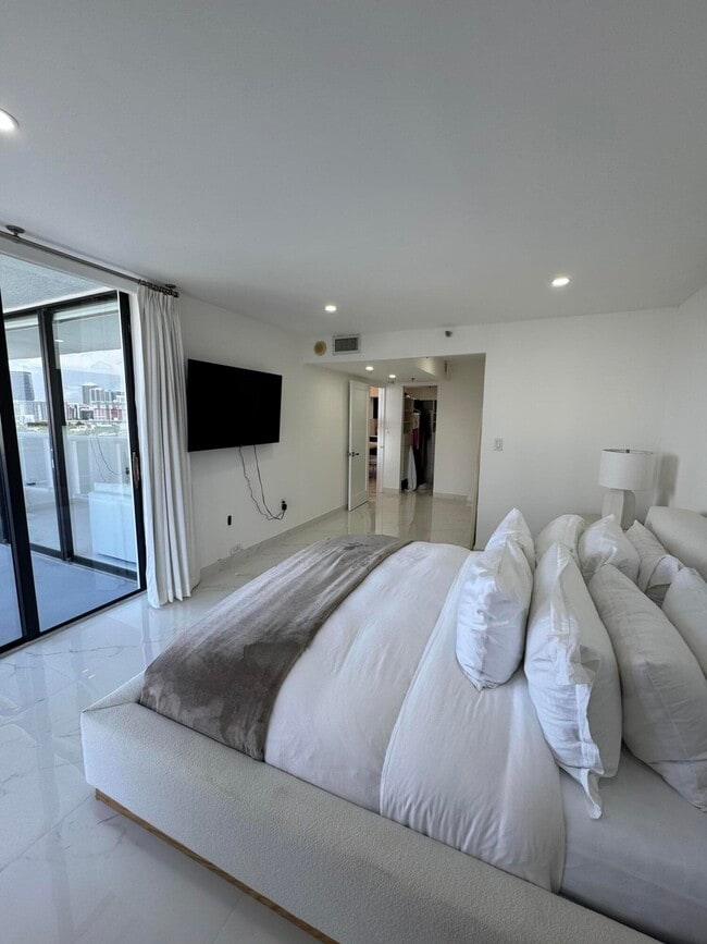 Building Photo - 20515 E Country Club Dr