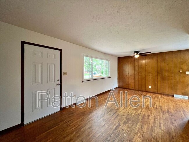 Building Photo - 26 Pine Ln