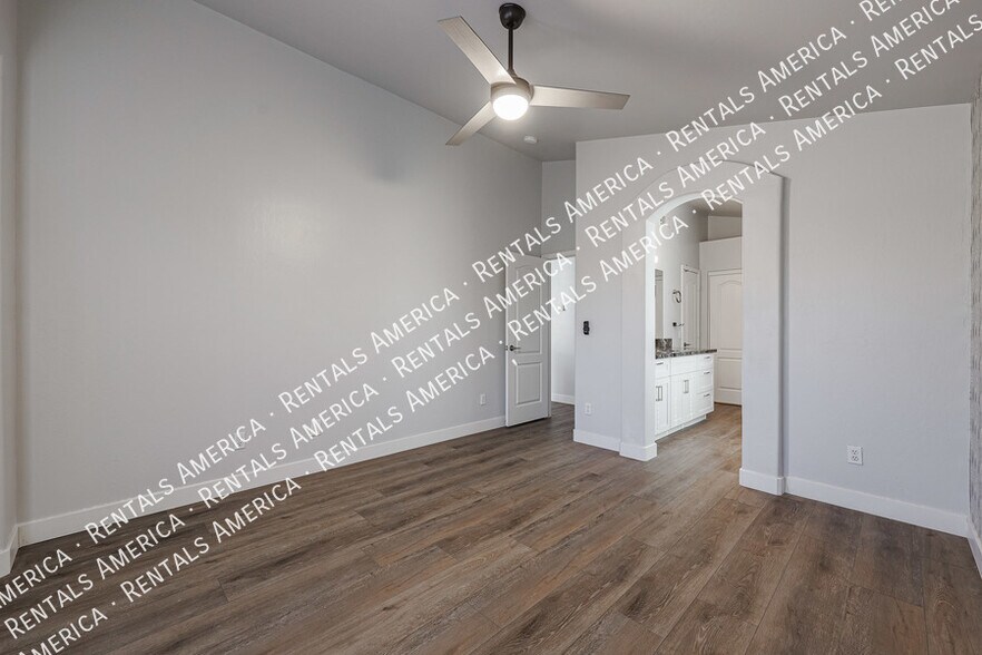 Building Photo - 1044 W Todd Dr