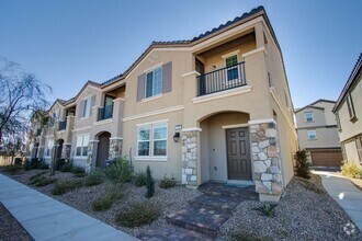 Building Photo - 2 Story Townhouse in Gated Community! Comi...