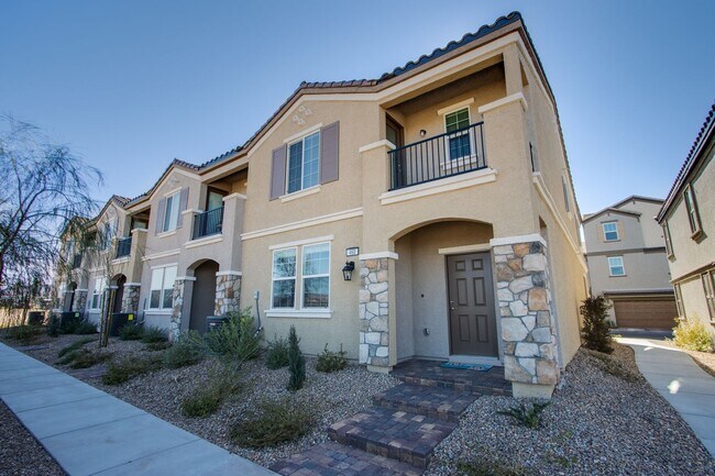 Primary Photo - 2 Story Townhouse in Gated Community! Comi...