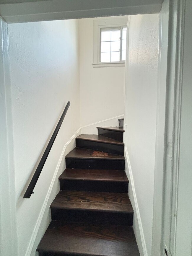 Building Photo - 409 E Washington Ave