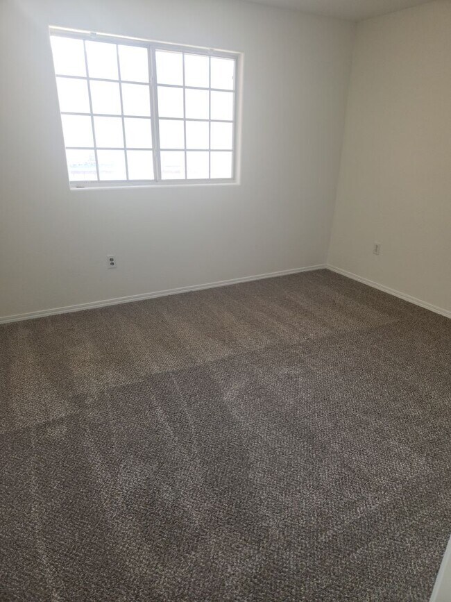 Building Photo - For Rent