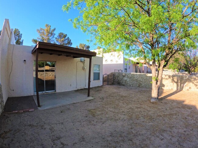Building Photo - 2717 Fairway Dr