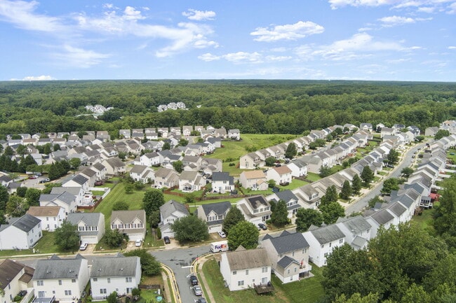 Building Photo - Welcome home to this well-maintained 4-bedroom, 2.5-bath home that offers space to grow!