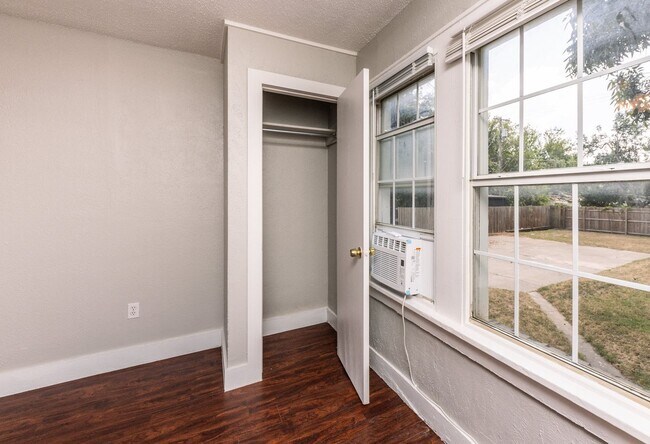 Building Photo - 2 Bedroom 1 bath