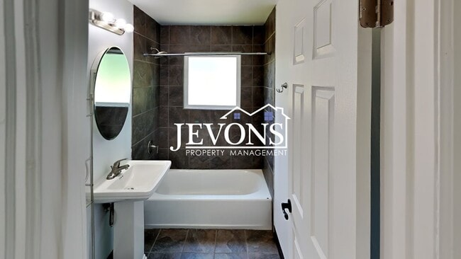Building Photo - Charming 3-bedroom home with large fenced ...