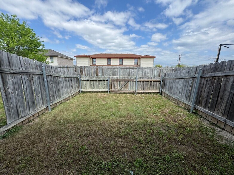 Building Photo - 1607 Dugger Cir