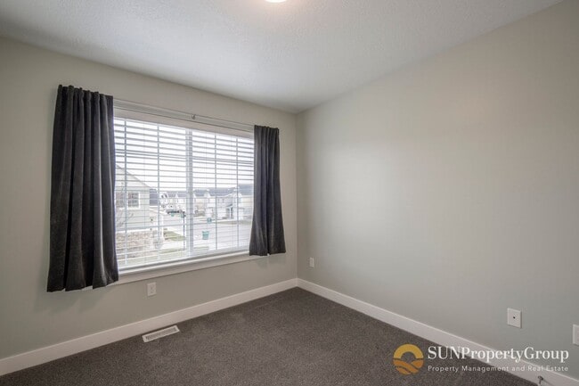 Building Photo - Stunning Townhome In Desirable Riverton Area