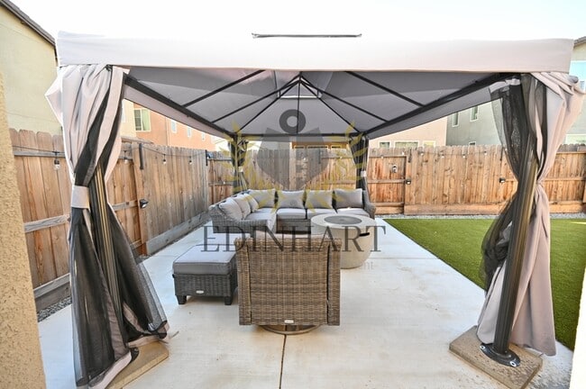 Building Photo - 893 Fir St W