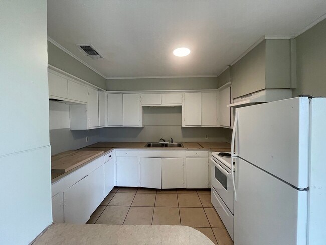Building Photo - 3 bed 1 bath house