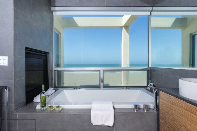 Building Photo - 1013 Mandalay Beach Rd