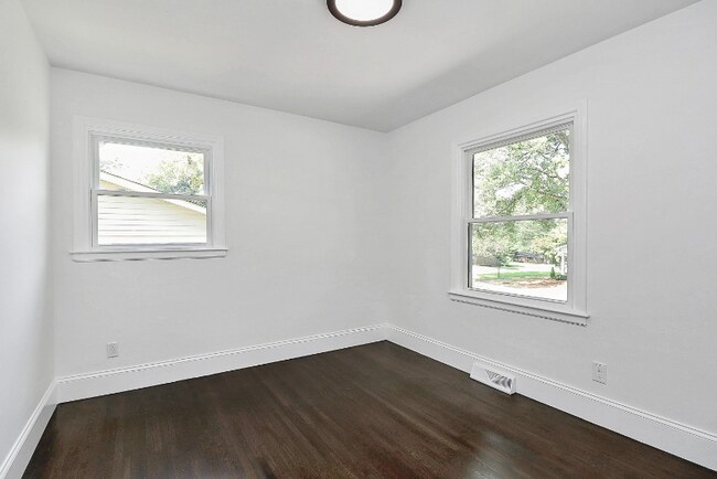 Building Photo - 2038 Sandhurst Dr