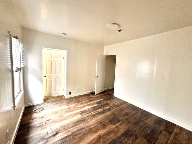 Building Photo - 1321